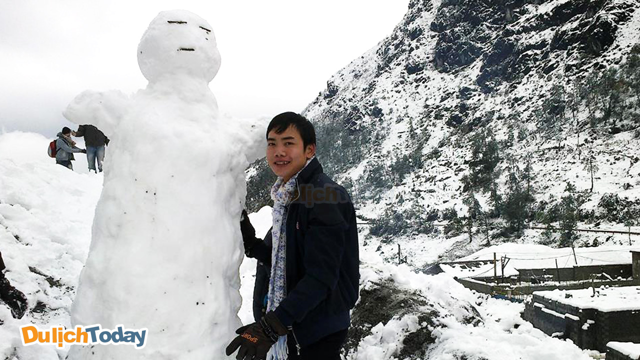 Đắp người tuyết ở Sapa vào tháng 12 khi tuyết rơi đầy trời